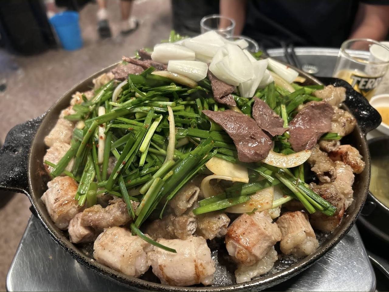Gemischte Gopchang-Platte mit Schnittknoblauch und Zwiebeln bei Dangsan Yetnal Gopchang