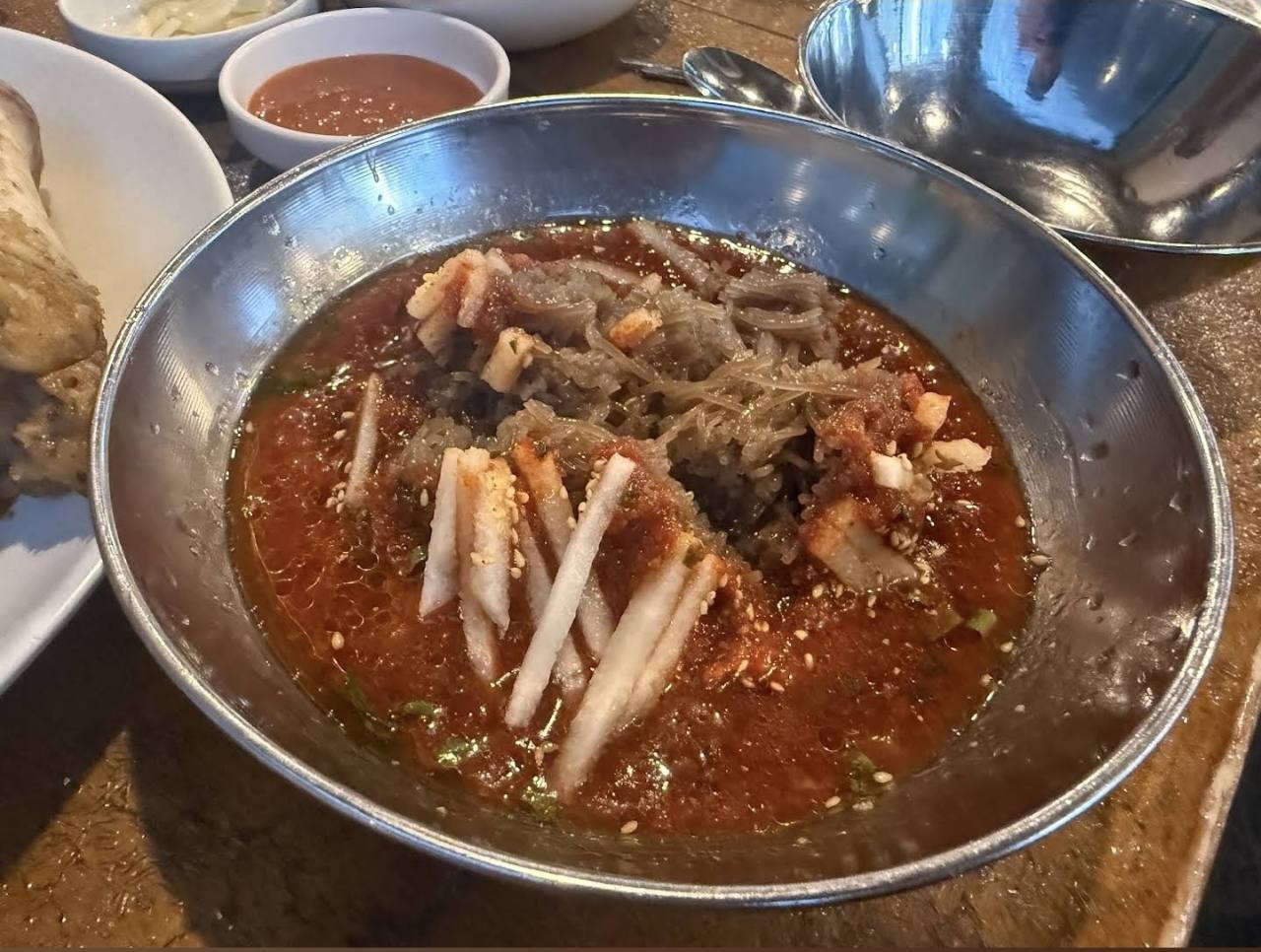 Vom Einsender als Bibim Guksu bezeichnetes Nudelgericht bei Herb Jokbal