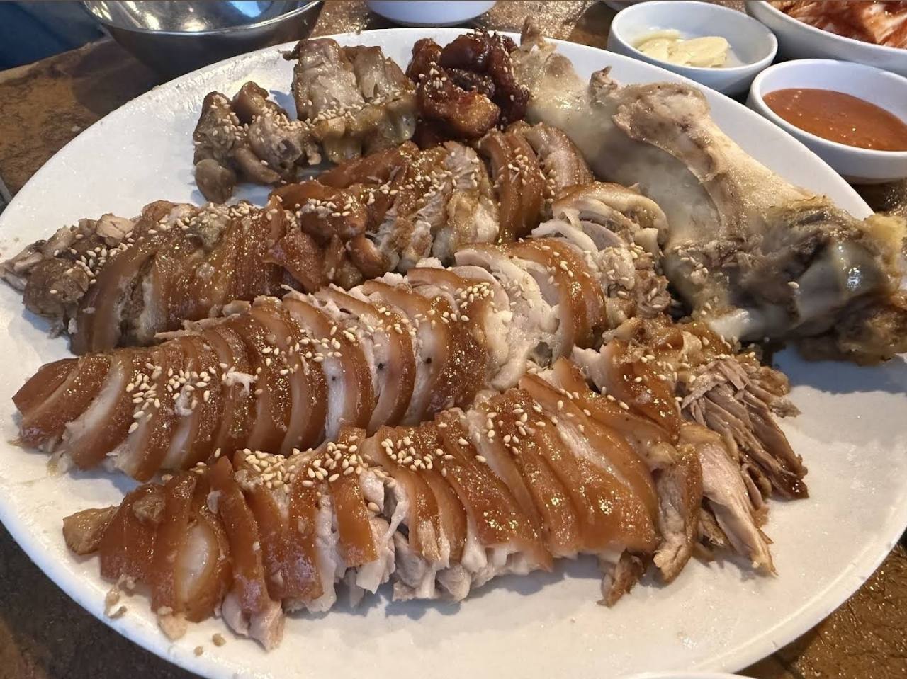 Aufgeschnittenes Jokbal auf einer großen Platte bei Herb Jokbal in Dangsan