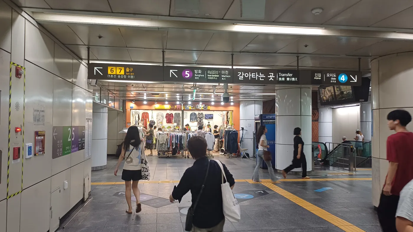 東大門歴史文化公園駅の路線別の矢印が並ぶ乗り換え通路