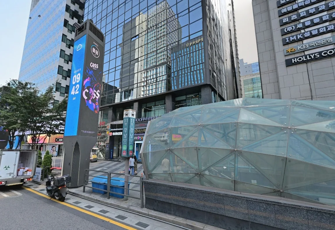 Eingang zu Ausgang 11 der Station Gangnam mit Glasdach und Ausgangsschildern