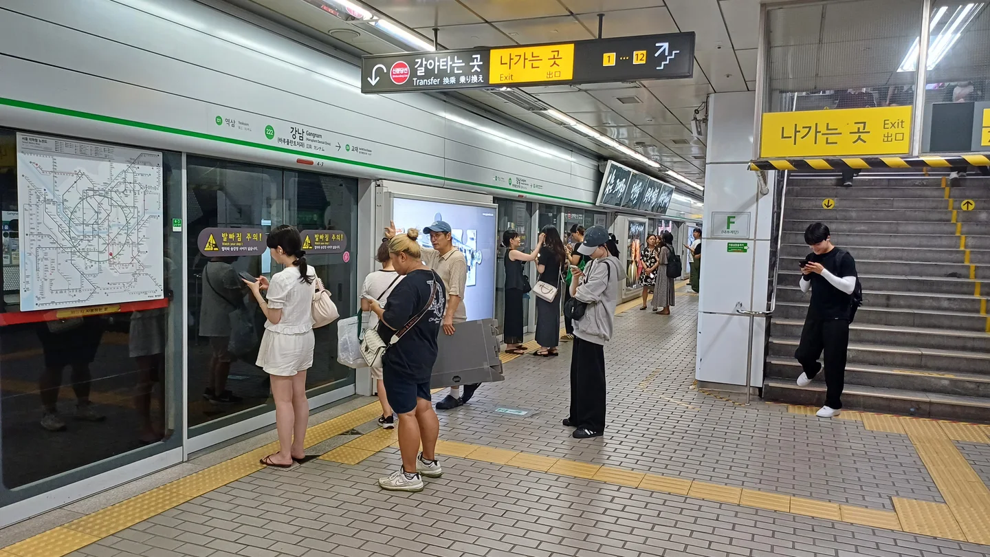 Bahnsteig der Linie 2 in Gangnam mit Shinbundang- und Ausgangsschildern