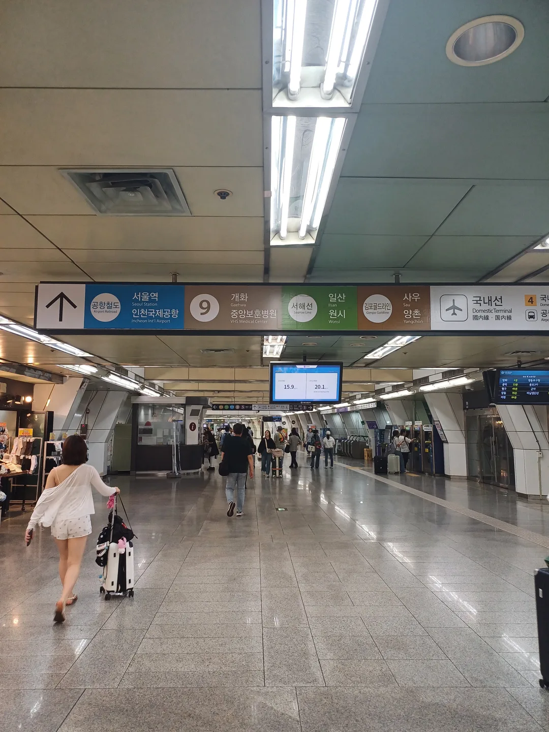 Halle der Gimpo Airport Station mit Terminal- und Umsteigeschildern, aufgenommen am 18. Juni 2026