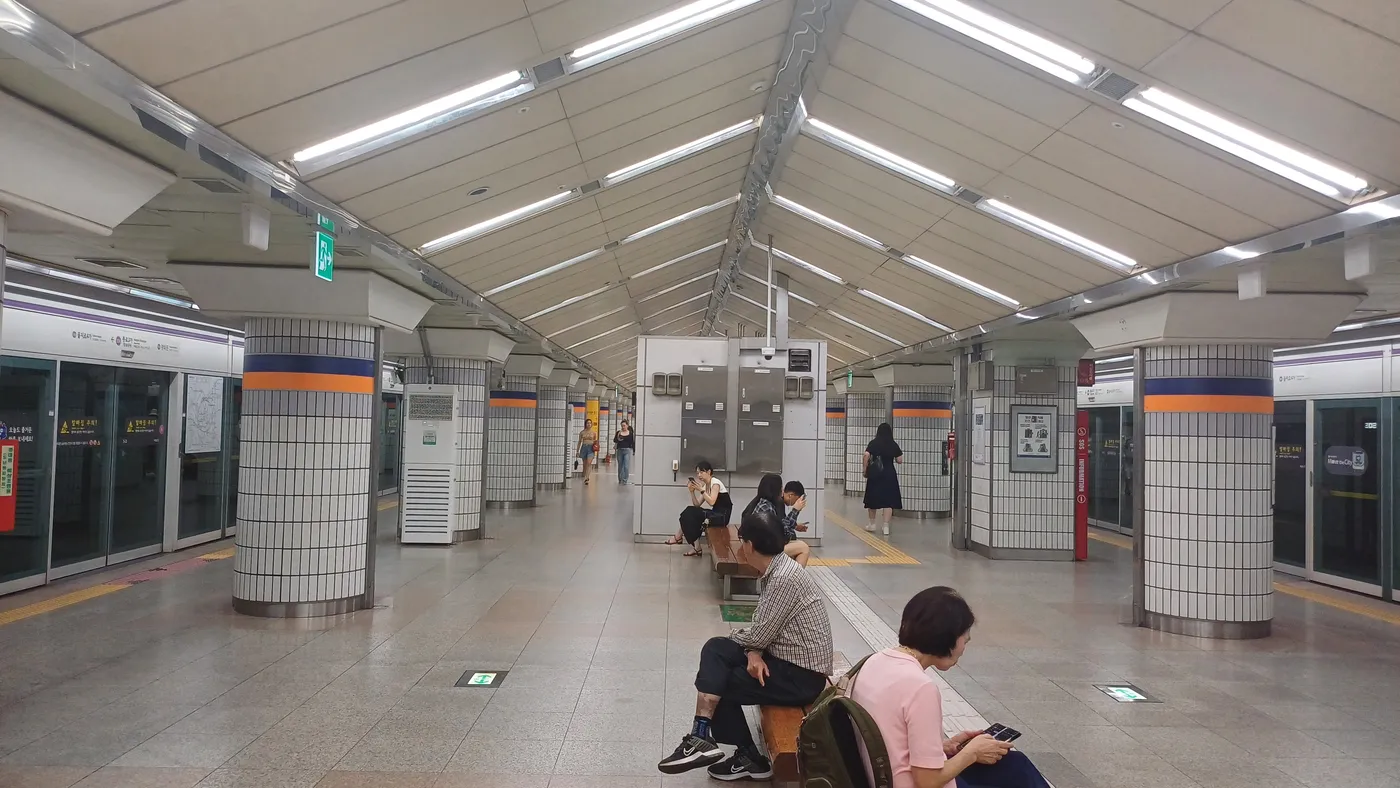 鐘路3街駅5号線の紫色の路線案内とホームドア