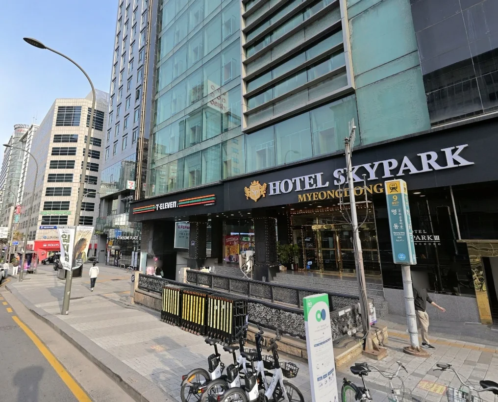 Eingang zu Ausgang 9 der Station Myeongdong vor dem Hotel Skypark Myeongdong III
