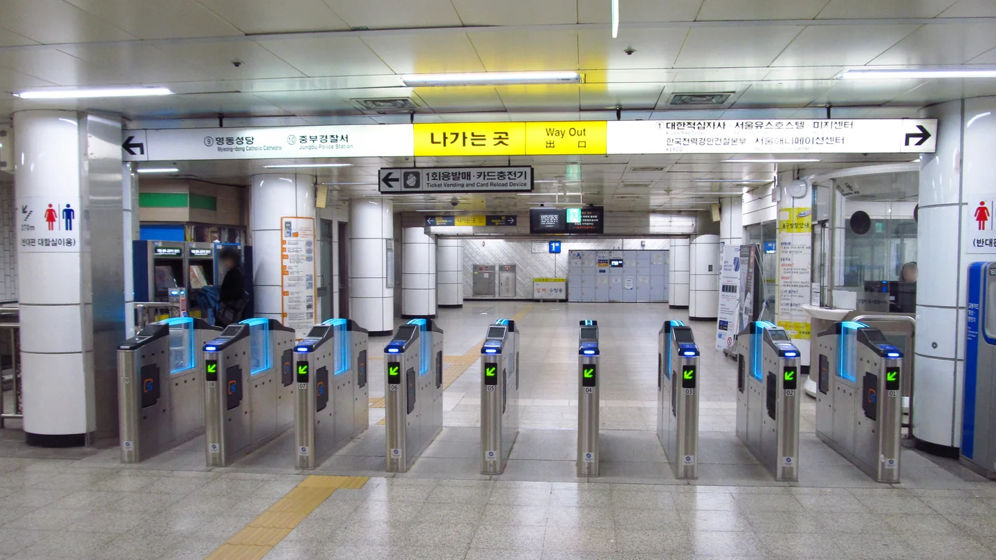 Fahrkartensperren in Myeongdong mit Schildern zu Ausgang 9 und 10