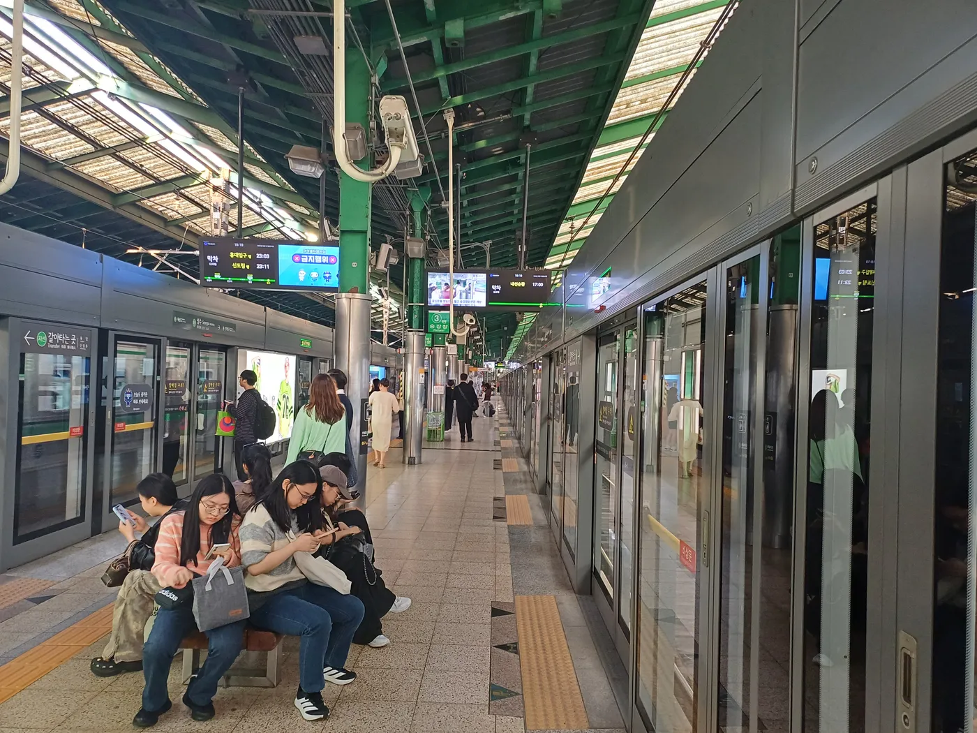 聖水駅の高架ホームと停車中の2号線列車
