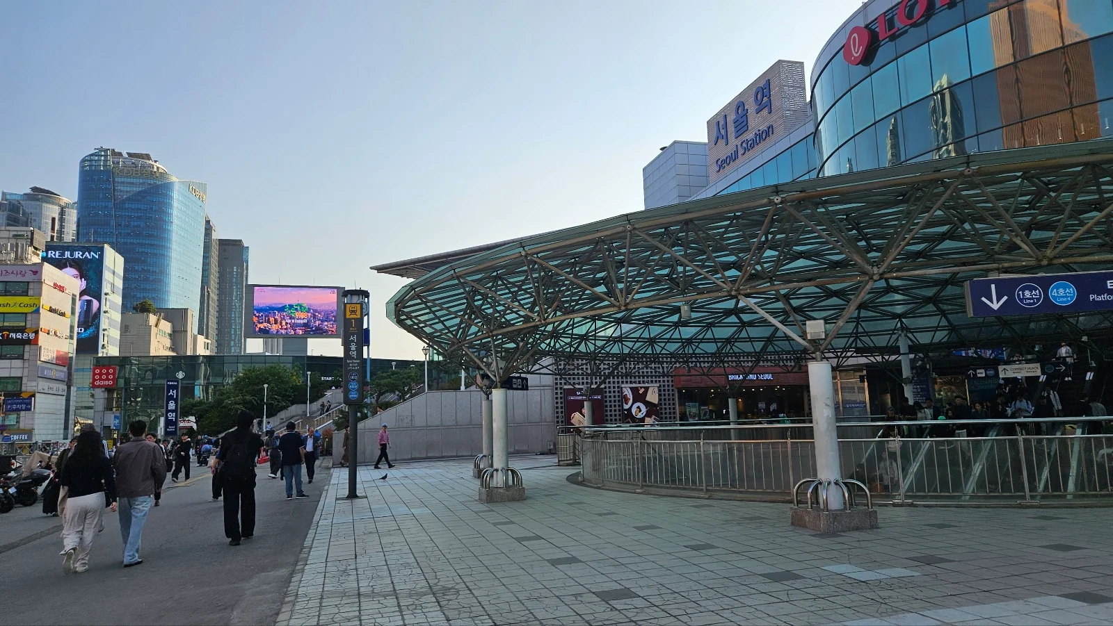 Seoul Station entrance area showing the Line 1 and Line 4 symbols beside Exit 1